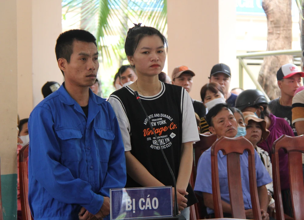 Vợ chồng Nguyễn Thế Anh và Nguyễn Thị Kim Ngân tại phiên xét xử lưu động. Ảnh: TẤN VIỆT