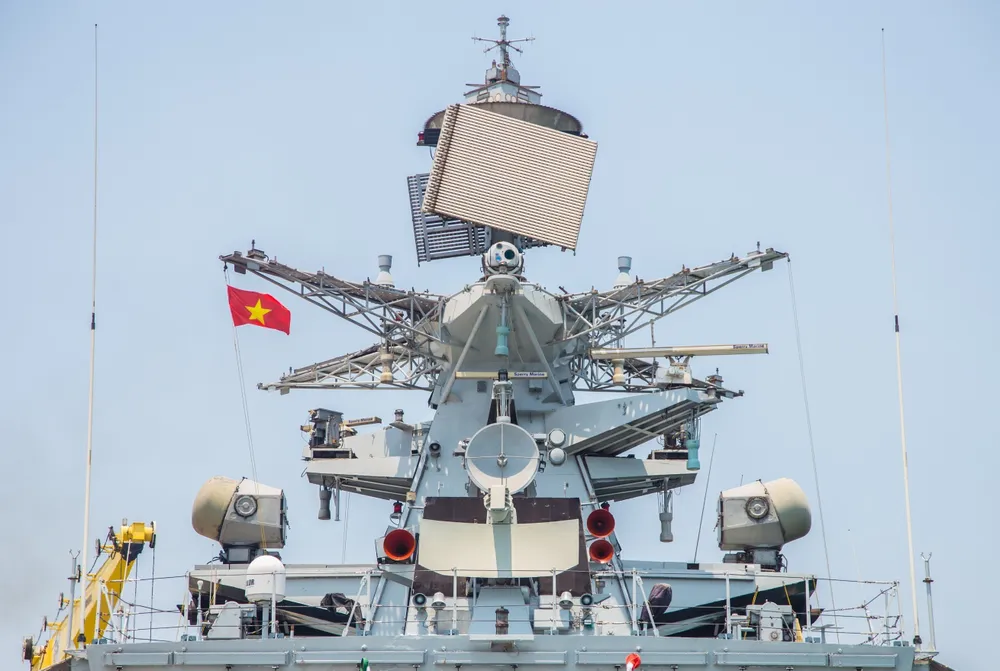 Cả hai con tàu đều được trang bị một loạt vũ khí, cảm biến linh hoạt để phát hiện, vô hiệu hóa các mối đe dọa trên mặt đất, trên không và dưới nước. Ảnh: TẤN VIỆT