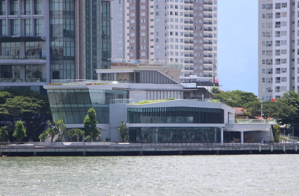 Nhà hàng và bến du thuyền liên quan tới ông Phan Văn Anh Vũ hoang phế ven sông Hàn, Đà Nẵng. Ảnh: TẤN VIỆT