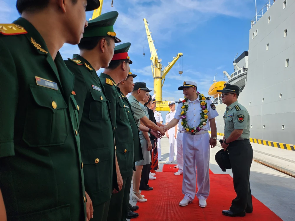 Lễ đón đoàn tại cảng Tiên Sa. Ảnh: TẤN VIỆT