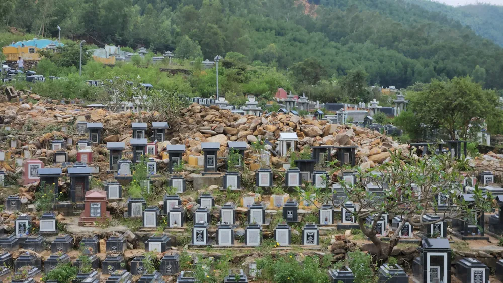 Nghĩa trang Hòa Sơn bị sạt lở vào tháng 10-2022. Ảnh: TẤN VIỆT