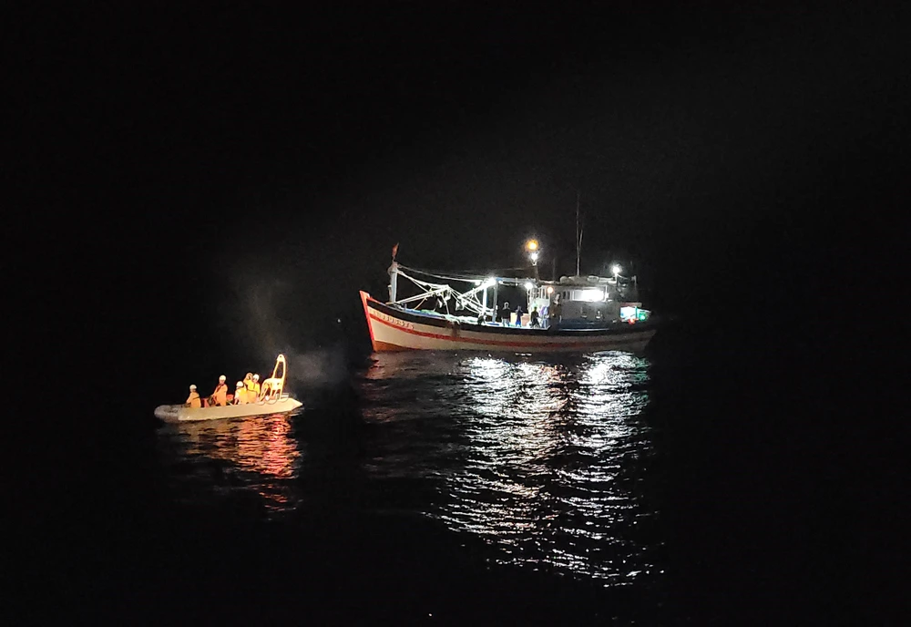 Tàu cứu nạn SAR 412 tiếp cận tàu QNg 98064 TS trong đêm tối. Ảnh: MRCC