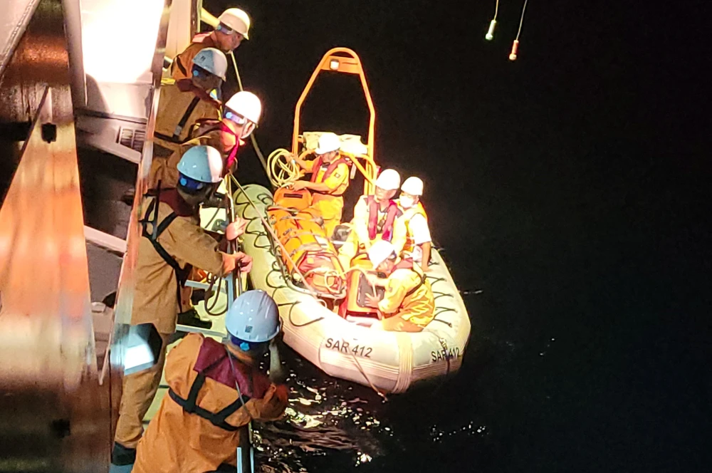 Ngư dân bị nạn được đưa lên tàu SAR 412. Ảnh: MRCC