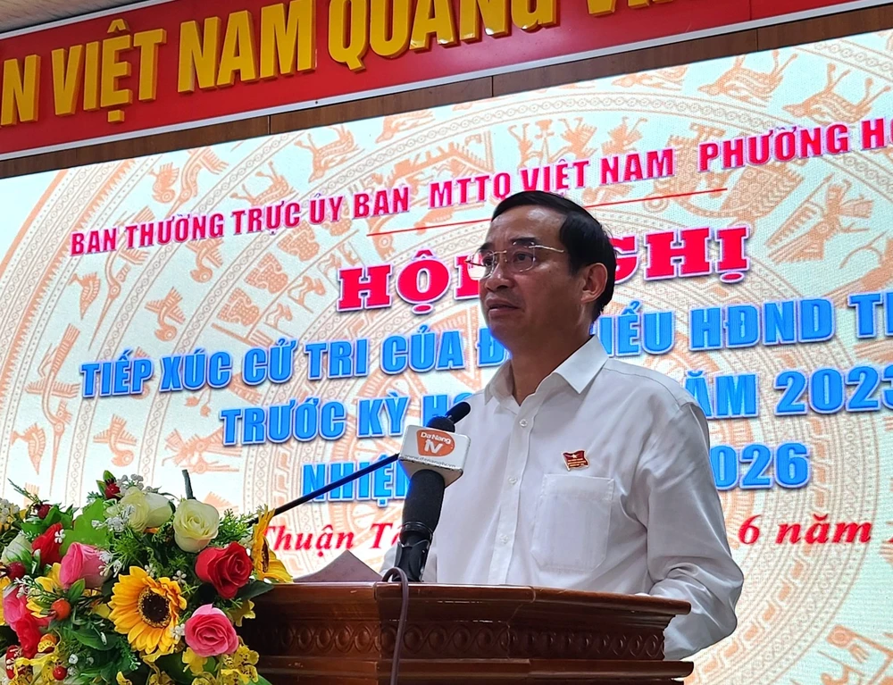 Chủ tịch UBND TP Đà Nẵng Lê Trung Chinh tiếp xúc cử tri phường Hòa Thuận Tây. Ảnh: TẤN VIỆT