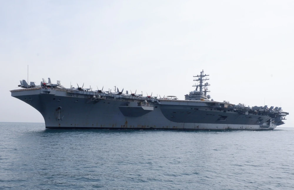Tàu sân bay USS Ronald Reagan trên vịnh Đà Nẵng. Ảnh: TẤN VIỆT