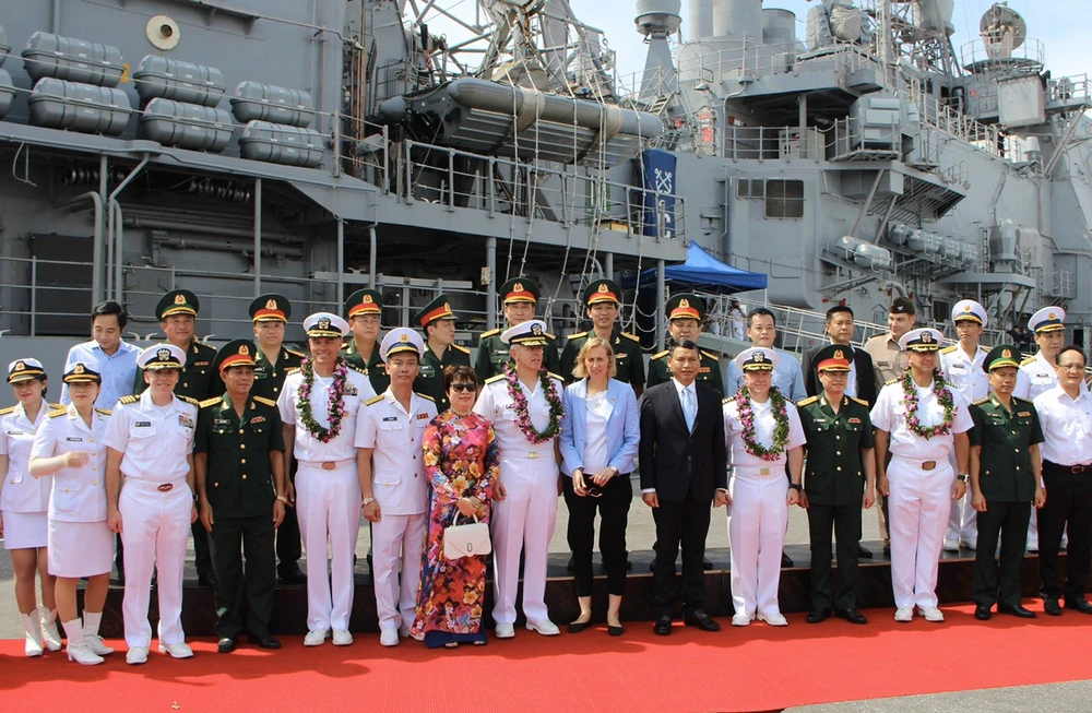 Lễ đón tàu trên cảng Tiên Sa. Ảnh: TẤN VIỆT