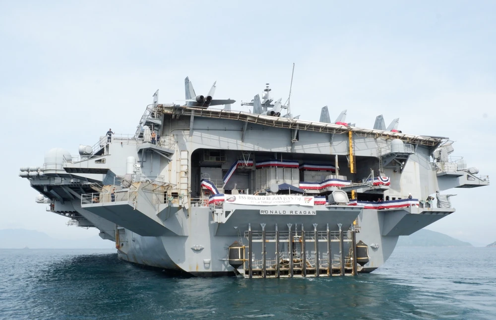Cận cảnh đuôi tàu sân bay USS Ronald Reagan. Ảnh: TẤN VIỆT