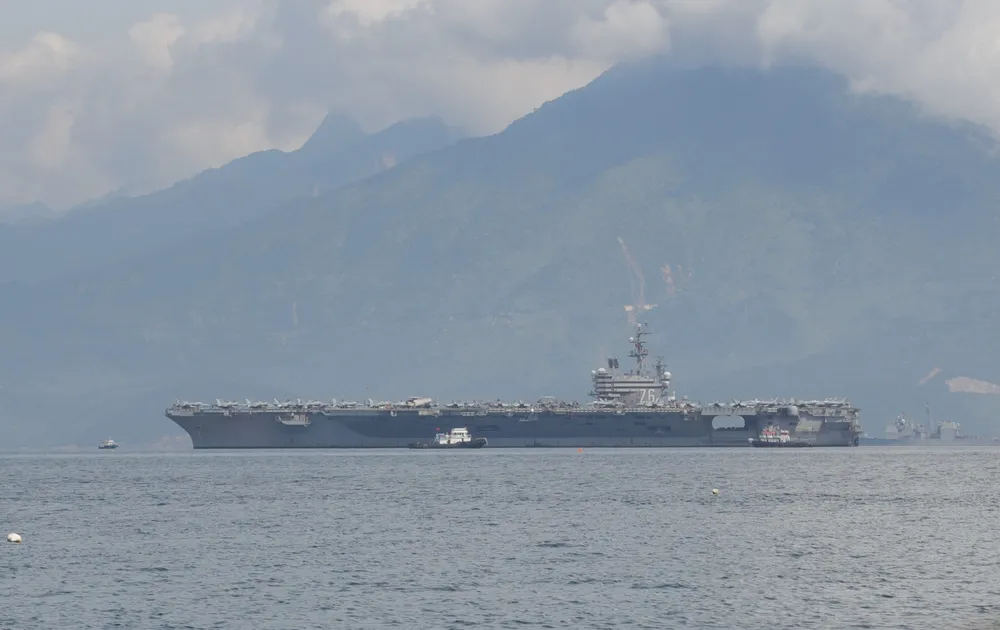 Tàu sân bay USS Ronald Reagan (CVN 76) của Hải quân Hoa Kỳ trên vịnh Đà Nẵng. Ảnh: TẤN VIỆT