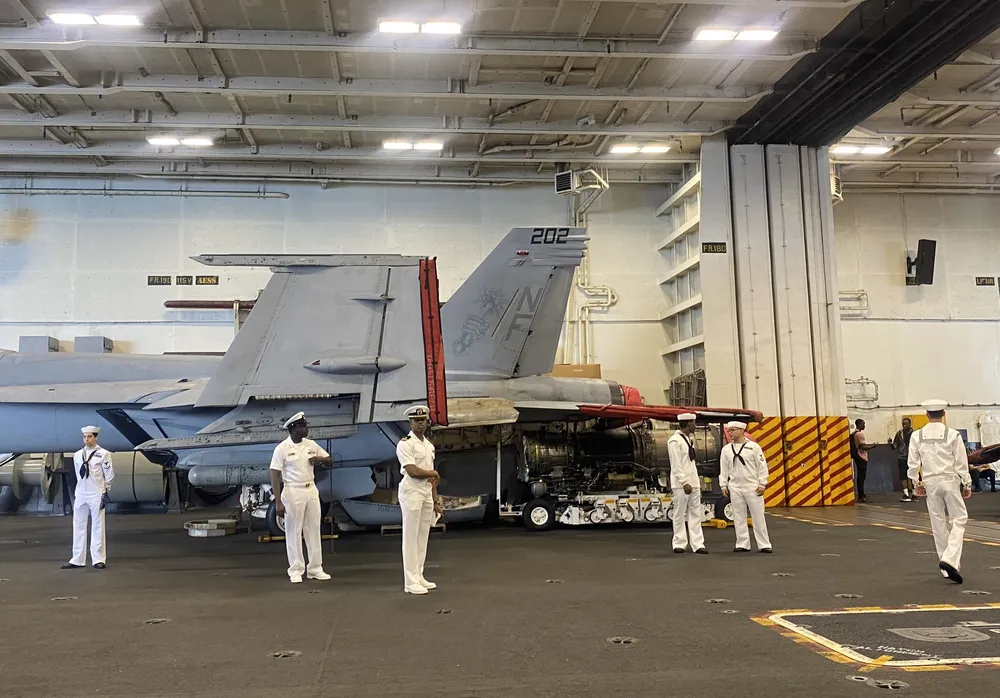 USS Ronald Reagan là tàu sân bay hạt nhân lớp Nimitz, dài 333 m, rộng 77 m. Ảnh: TV