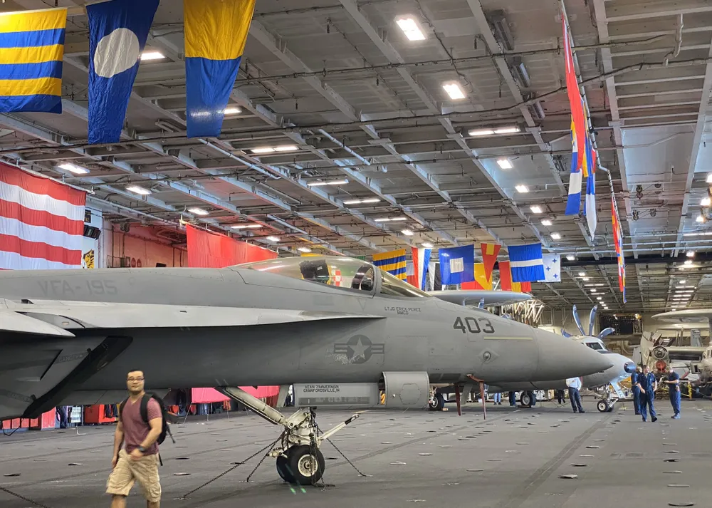 Tàu USS Ronald Reagan có thể chở hơn 5.000 thủy thủ và tàu có thể di chuyển liên tục bằng cách tiếp nhu yếu phẩm trên biển. Ảnh: TV