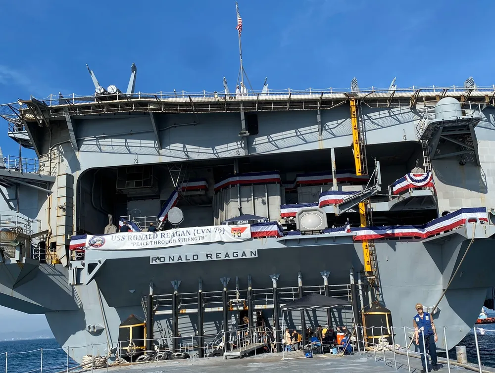 Tàu trung chuyển tiếp cận đuôi tàu sân bay USS Ronald Reagan. Ảnh: TV