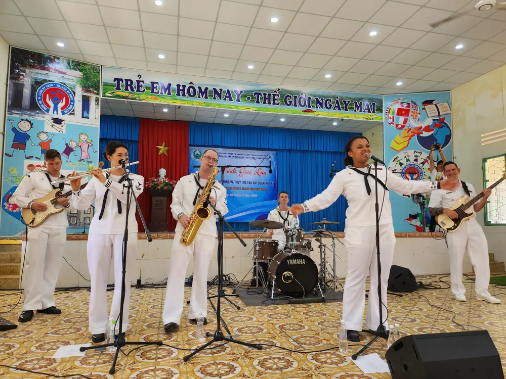 Thủy thủ tàu sân bay Mỹ biểu diễn ca nhạc tại Làng Hy vọng Đà Nẵng. Ảnh: TẤN VIỆT