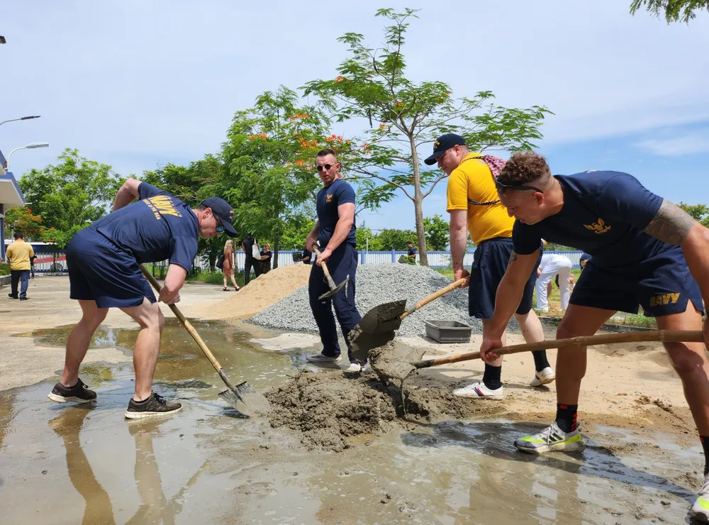 Thủy thủ tàu sân bay Mỹ USS Ronald Reagan trổ tài làm thợ xây. Ảnh: TẤN VIỆT