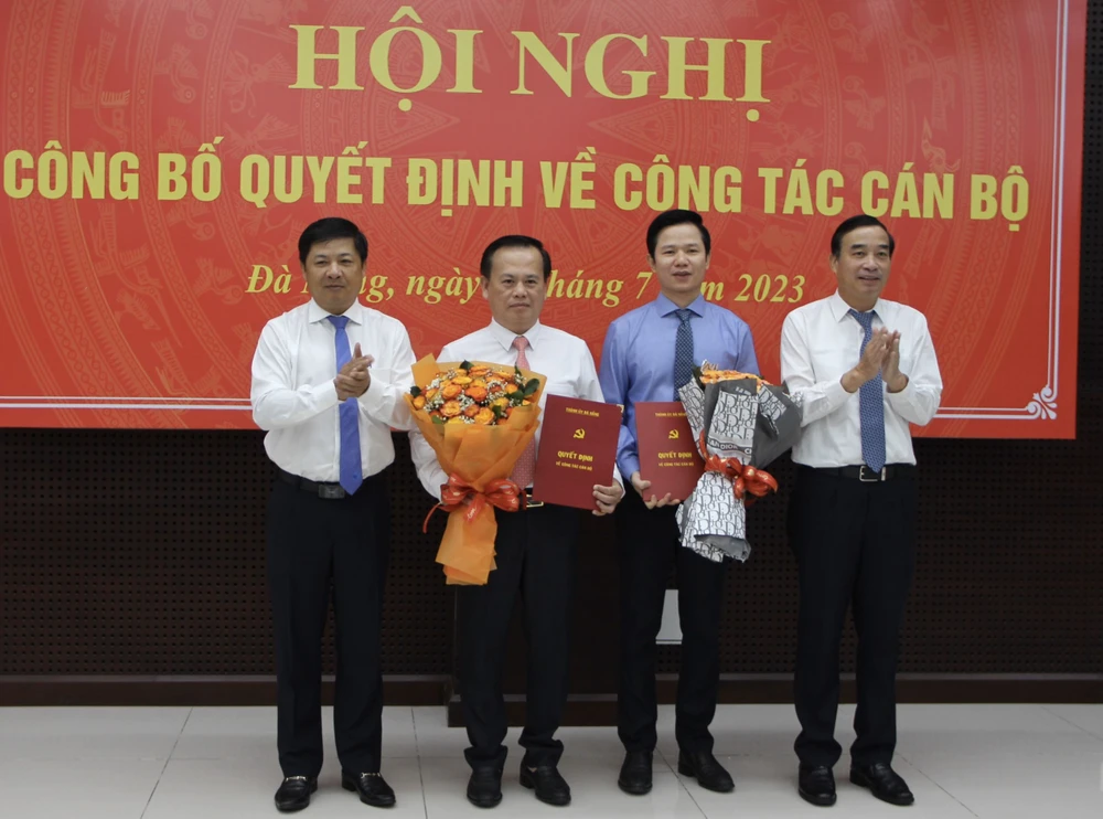 Ông Nguyễn Hoài Nam (thứ hai từ trái) và ông Đoàn Xuân Hiếu nhận quyết định bổ nhiệm. Ảnh: TẤN VIỆT