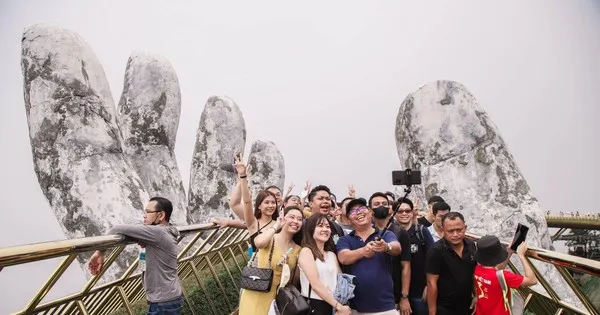 Du khách tham quan Cầu Vàng trên khu du lịch Bà Nà Hills Đà Nẵng. Ảnh: SG