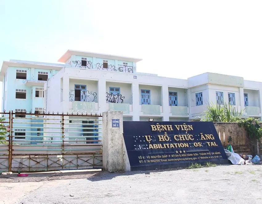 Trụ sở cũ của Bệnh viện Phục hồi chức năng Đà Nẵng nằm trên đường Võ Nguyên Giáp là một trong những nhà đất công sản. Ảnh: TẤN VIỆT bệnh viện phục hồi chức năng đà nẵng