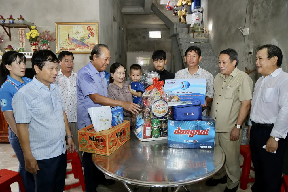 Đoàn trao quà cho gia đình ngư dân Nguyễn Đức Huân. Ảnh: TRƯỜNG GIANG