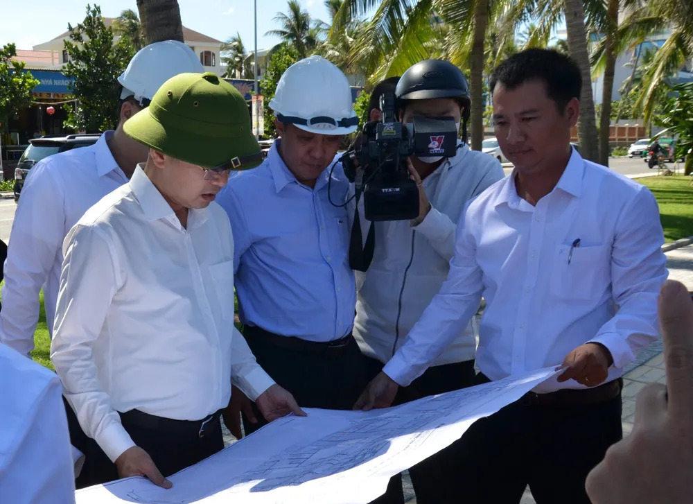 Bí thư Thành ủy Đà Nẵng Nguyễn Văn Quảng (đội mũ xanh) lần thứ hai kiểm tra thực trạng cống xả thải ven biển của TP chỉ trong vòng ba tháng qua. Ảnh: TH nguyễn văn quảng