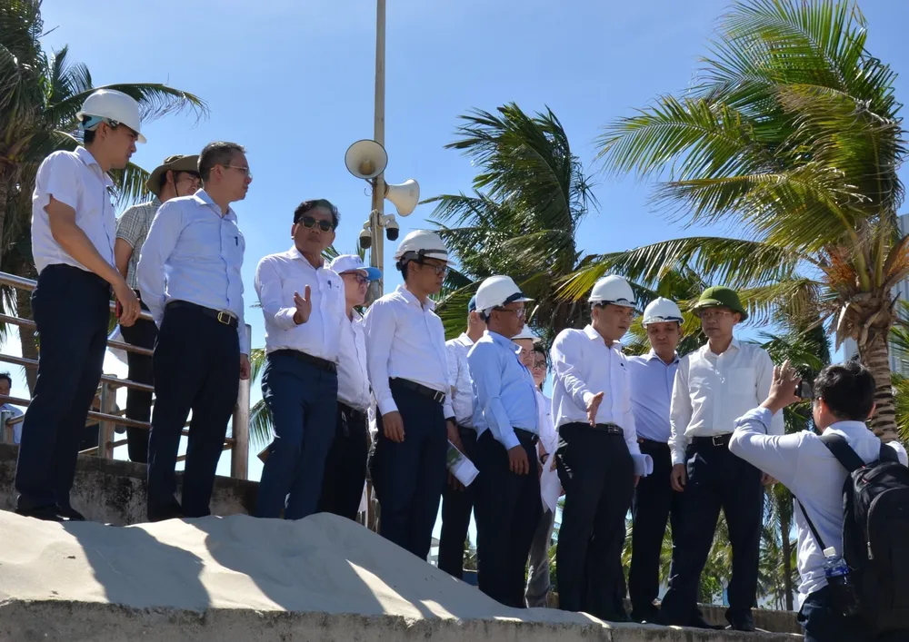 Ông Quảng đề nghị TP có dự án bịt các cửa xả đổ ra biển, đổ nước mưa về hướng sông Hàn. Ảnh: TH nguyễn văn quảng