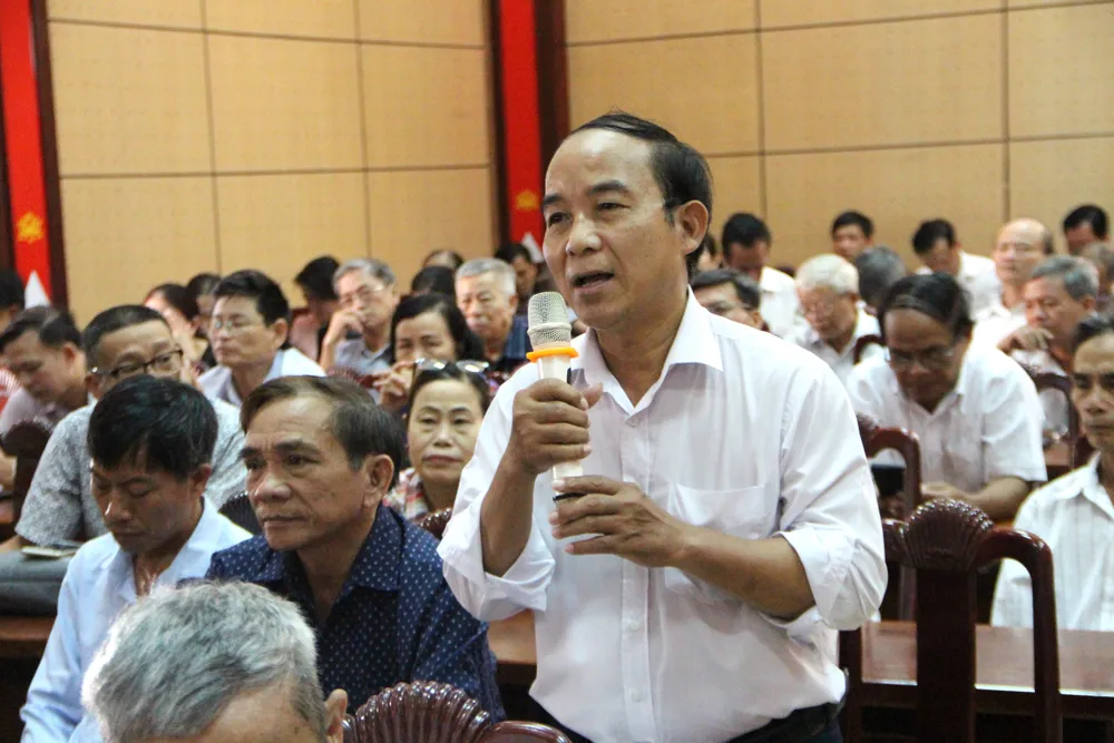 Cử tri quận Cẩm Lệ lo lắng về công tác xử lý rác, bảo vệ môi trường của TP Đà Nẵng. Ảnh: TẤN VIỆT cử tri Đà Nẵng