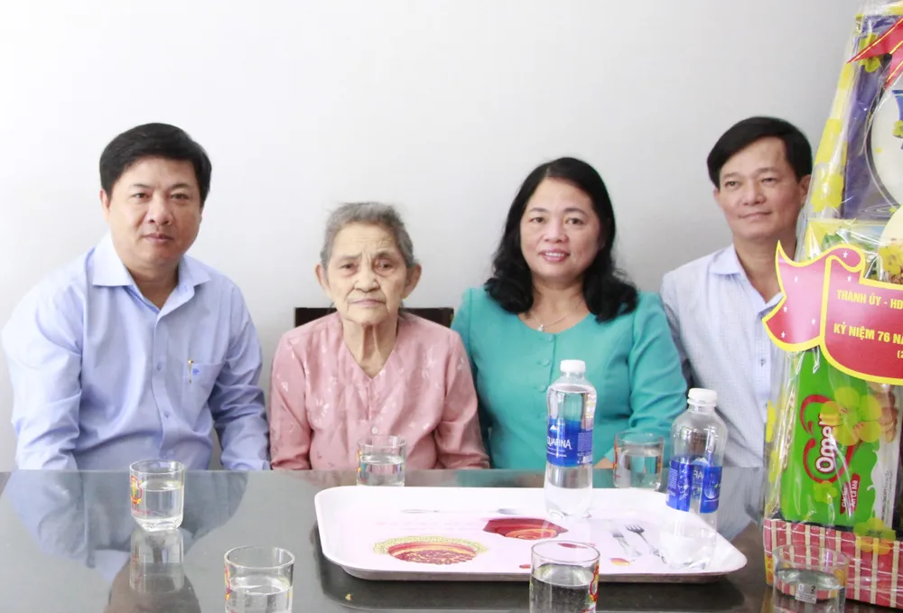 Chủ tịch HĐND TP Đà Nẵng Lương Nguyễn Minh Triết (bên trái) thăm Mẹ Việt Nam anh hùng Đỗ Thị Nhã nhân Ngày Thương binh liệt sĩ. Ảnh: TV lương nguyễn minh triết