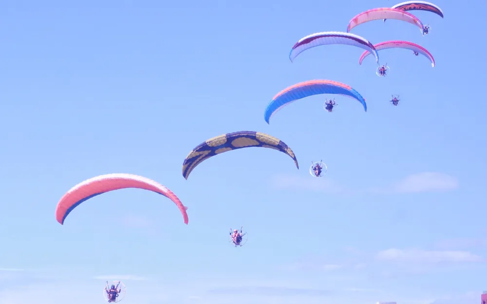 Màn trình diễn "bay chồng". Ảnh: TV dù lượn đà nẵng