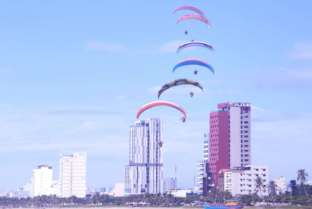 Dù lượn xếp đội hình bay trên bãi biển Thọ Quang. Ảnh: TV dù lượn đà nẵng
