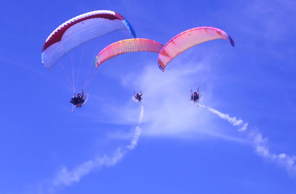 Các phi công trình diễn pháo khói. Ảnh: TV dù lượn đà nẵng