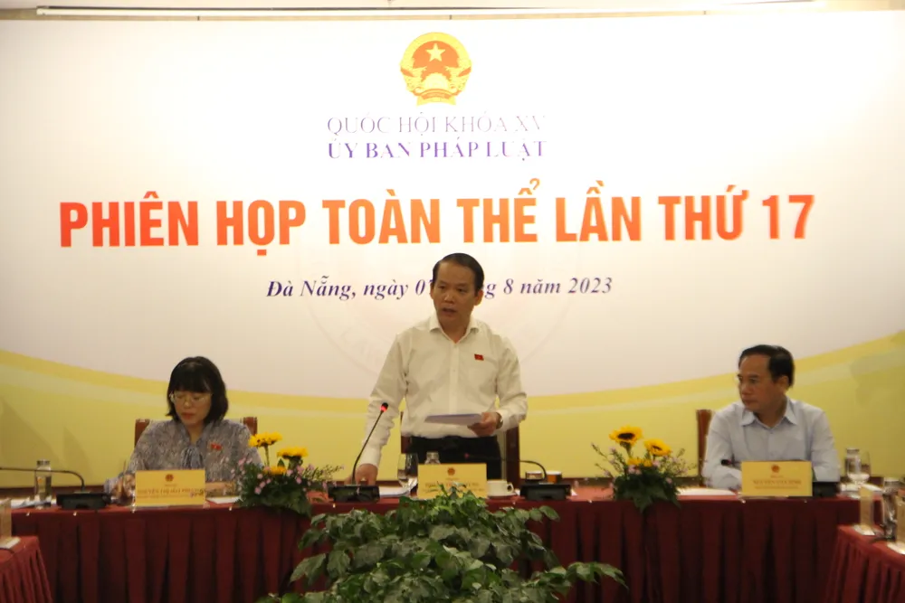 Ông Hoàng Thanh Tùng, Chủ nhiệm Ủy ban Pháp luật của Quốc hội chủ trì phiên giải trình. Ảnh: TẤN VIỆT