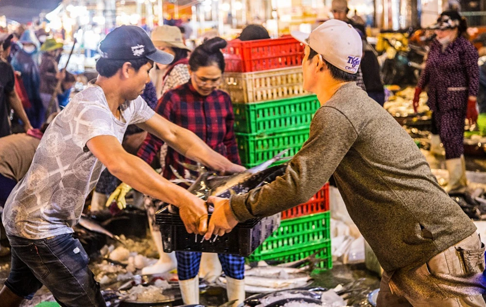 Mua bán hải sản tại Cảng cá Thọ Quang, Đà Nẵng. Ảnh: BL