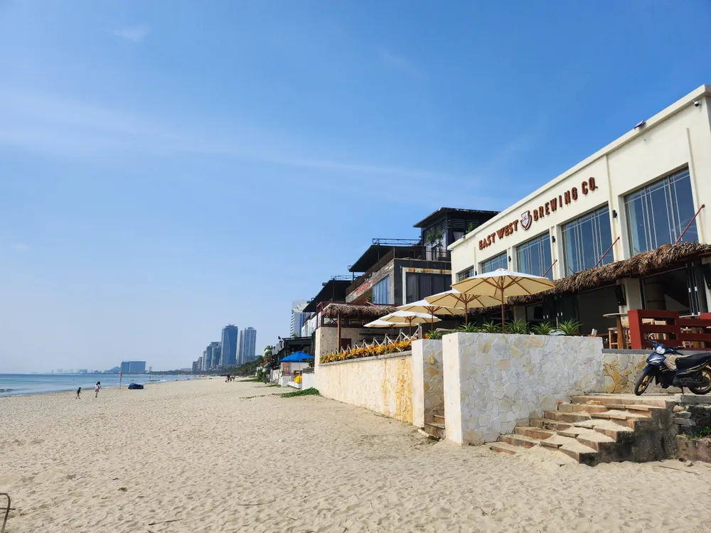 Tiếp tục nghiên cứu làm lối đi dạo dọc bờ biển Đà Nẵng. Ảnh: TẤN VIỆT biển đà nẵng