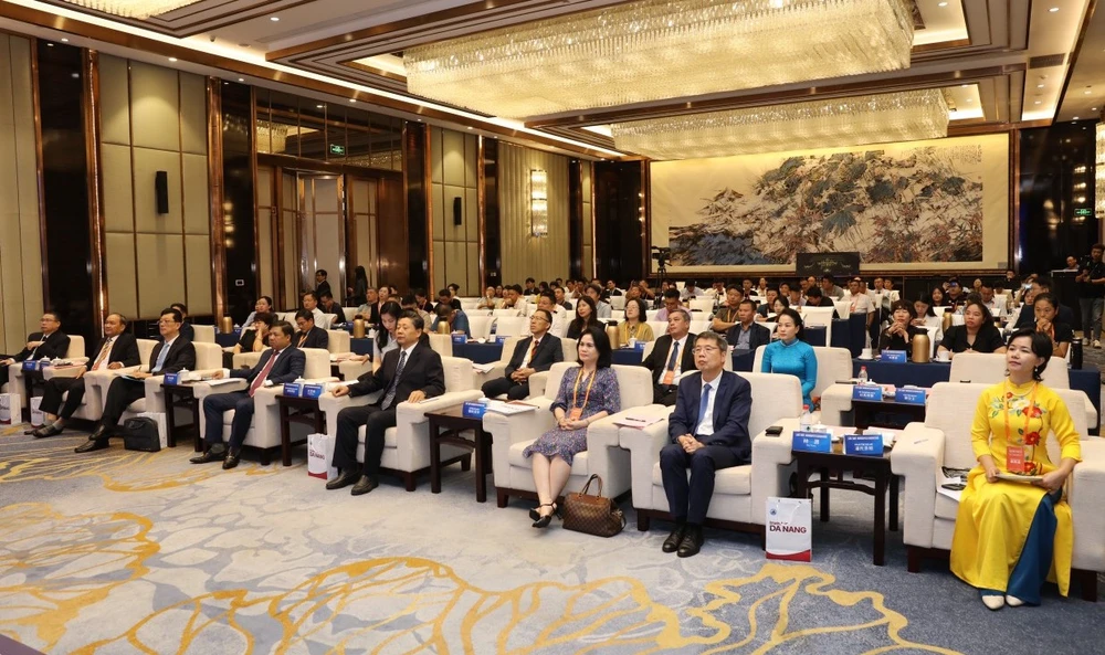 Lãnh đạo tỉnh Sơn Đông cùng các nhà đầu tư tham dự hội thảo. Ảnh: TG.