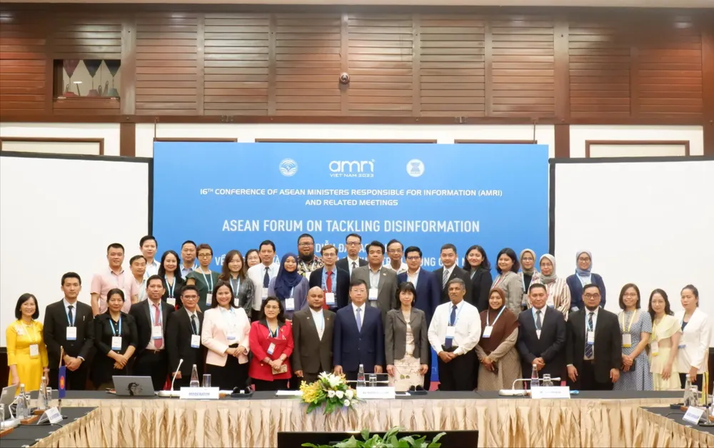 Các đại biểu tham dự Diễn đàn khu vực ASEAN về ứng phó và xử lý tin sai sự thật trên không gian mạng. Ảnh: TẤN VIỆT asean-tin-gia-tin-sai-su-that.jpg