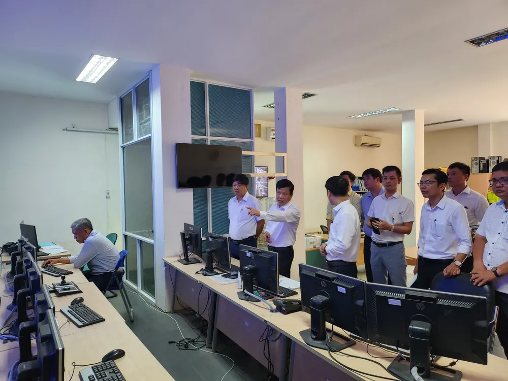 Lãnh đạo Đà Nẵng thăm Trung tâm điều hành đèn tín hiệu giao thông và vận tải công cộng. Ảnh: TẤN VIỆT đà nẵng trung tâm chỉ huy camera thông minh