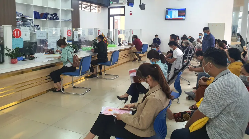 Cán bộ, công chức tại Bộ phận một cửa không được vắng mặt để người dân chờ đợi. Ảnh: TẤN VIỆT đà nẵng bộ phận một cửa cán bộ