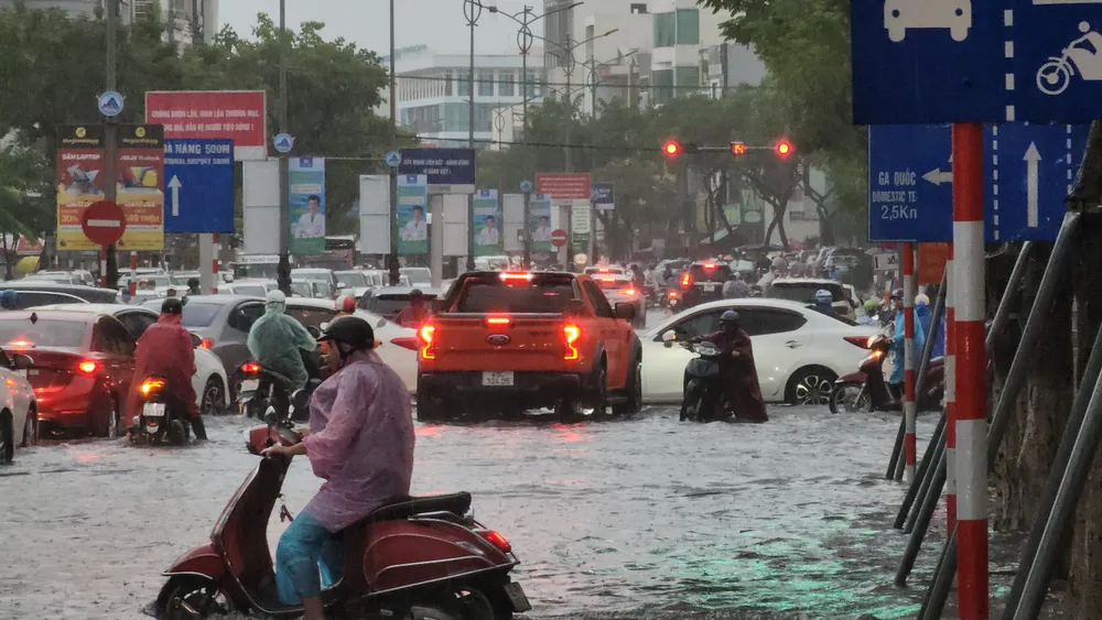 Nhiều tuyến đường nội thành Đà Nẵng bị ngập khiến giao thông ách tắc. Ảnh: MINH TRƯỜNG đà nẵng mưa lớn áp thấp nhiệt đới ngập cục bộ
