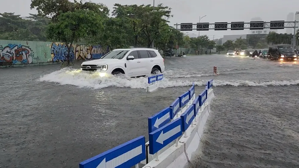 Mưa lớn do ảnh hưởng của áp thấp nhiệt đới gây ngập tại nút giao Phạm Văn Đồng - Ngô Quyền, quận Sơn Trà, Đà Nẵng sáng 25-9. Ảnh: TẤN VIỆT đà nẵng mưa lớn áp thấp nhiệt đới ngập cục bộ