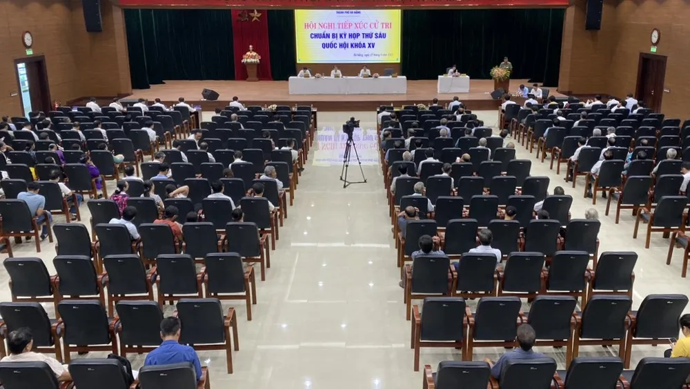 Đoàn ĐBQH đơn vị TP Đà Nẵng dự Hội nghị tiếp xúc cử tri hai quận Cẩm Lệ, Ngũ Hành Sơn. Ảnh: TẤN VIỆT không gian mạng vi phạm cử tri đà nẵng
