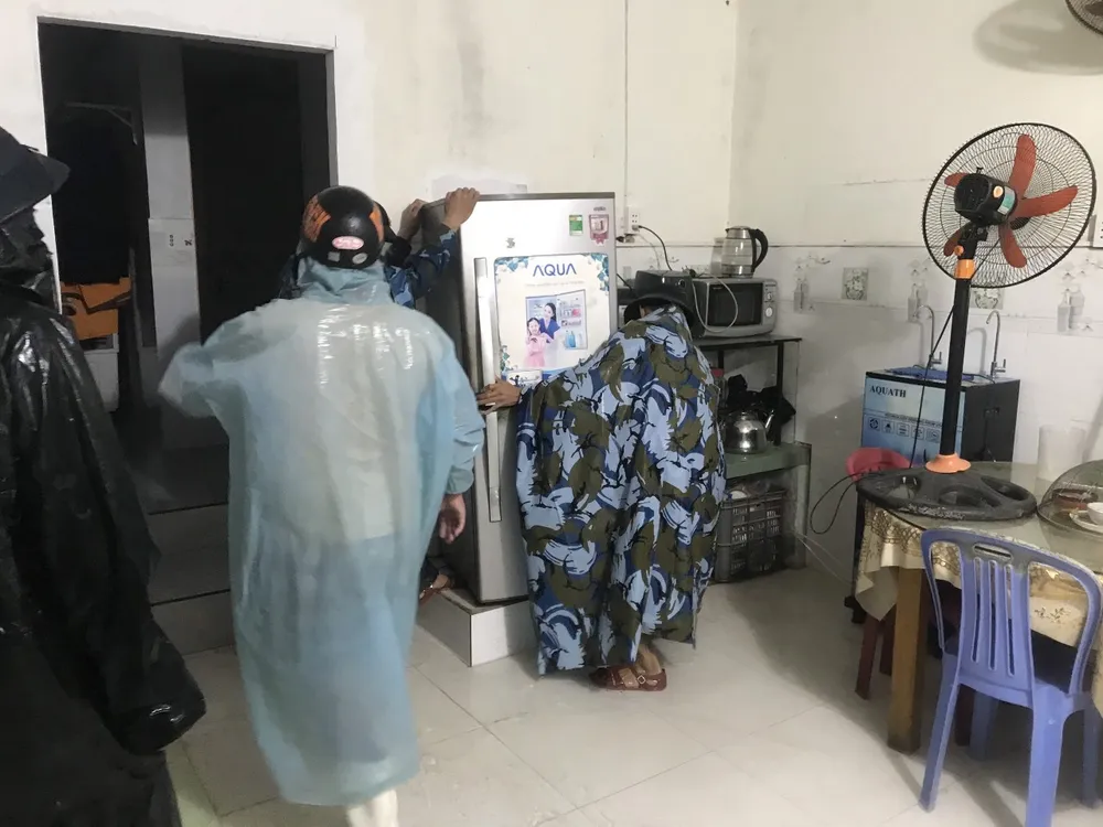 Nhiều đồ điện tử, điện lạnh được ưu tiên di dời. đà nẵng ngập lụt sơ tán