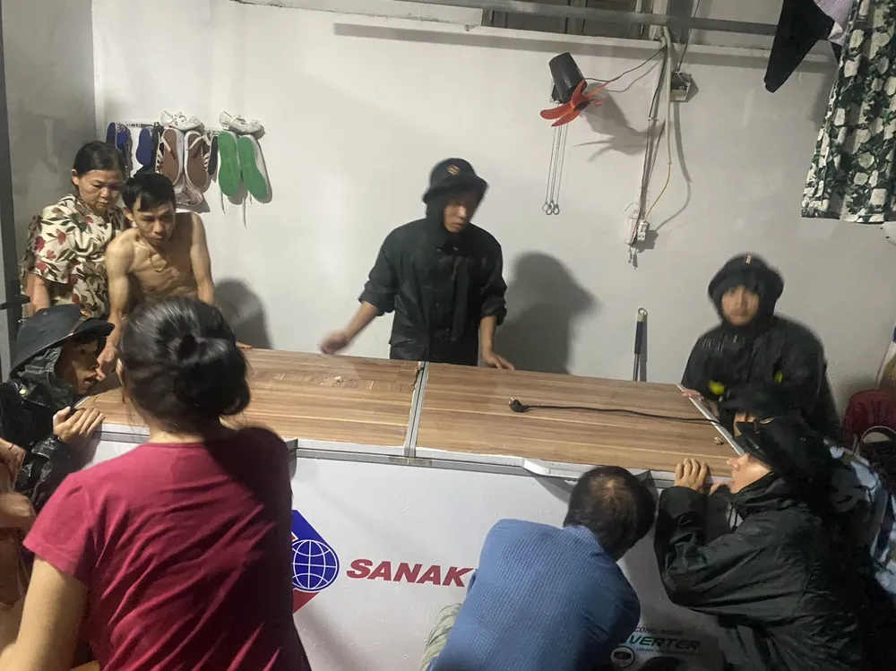 Các lực lượng vũ trang nỗ lực giúp đỡ người dân vùng ngập lụt. đà nẵng ngập lụt sơ tán