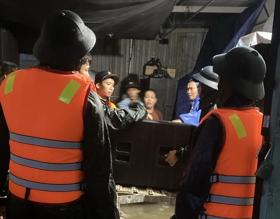 Công tác di dời tài sản, sơ tán dân được triển khai từ chiều đến tối nay. đà nẵng ngập lụt sơ tán