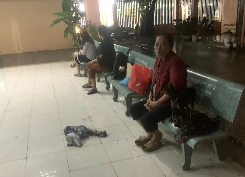 Người dân vùng ngập lụt được sơ tán đến các trường học. đà nẵng ngập lụt sơ tán