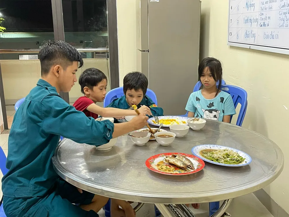 Chính quyền quận Liên Chiểu cùng các lực lượng vũ trang chăm lo ăn uống cho trẻ em sau khi sơ tán. đà nẵng ngập lụt sơ tán