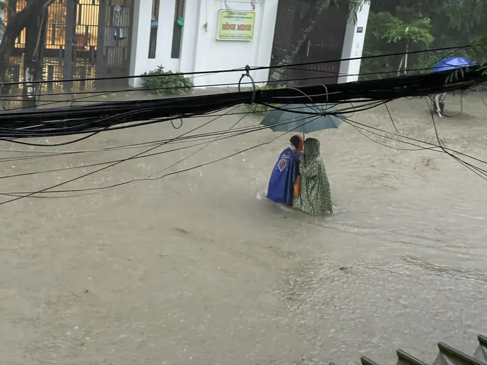 Ngập lụt trên đường Trưng Nữ Vương, quận Hải Châu, Đà Nẵng. mưa lớn ngập lụt đà nẵng