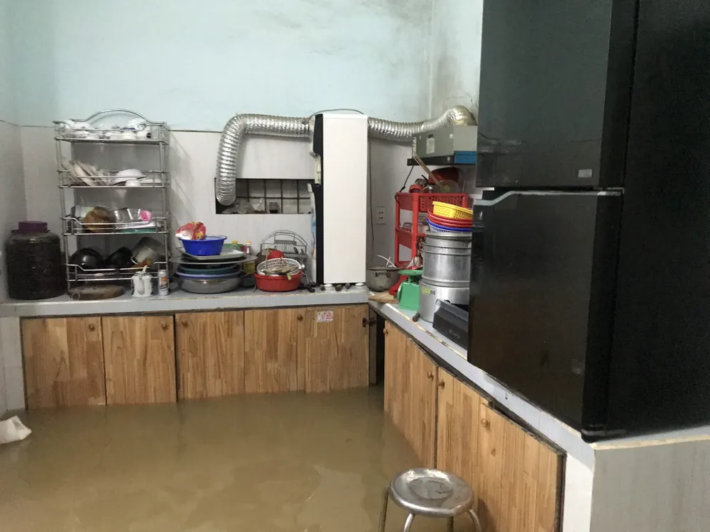 Người dân phường Hòa Minh, quận Liên Chiểu kê đồ đạc lên cao. mưa lớn ngập lụt đà nẵng