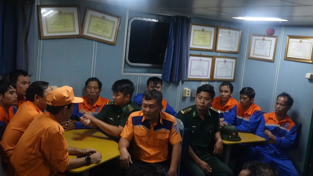 Các thuyền viên được tàu SAR 412 đưa về bờ an toàn. Ảnh: Danang MRCC tàu cá thanh hóa thuyền viên chìm