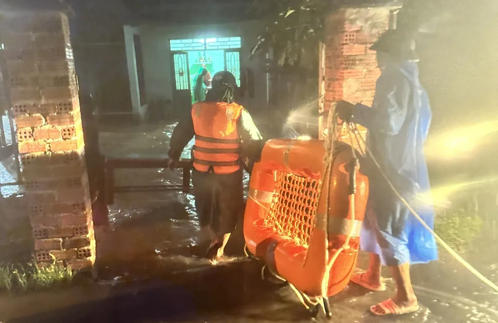 Xuồng phao được huy động để sơ tán người dân. công an đà nẵng chạy lụt sơ tán
