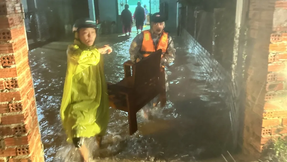 Công an xã Hòa Sơn, huyện Hòa Vang xuyên đêm hỗ trợ người dân sơ tán, di dời tài sản. công an đà nẵng chạy lụt sơ tán