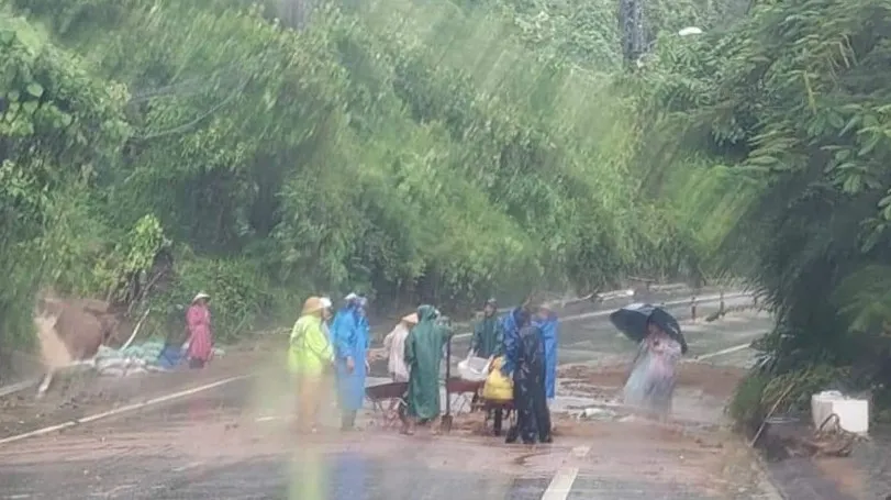 Mưa lũ gây sạt lở đất đá trên bán đảo Sơn Trà. Ảnh: TẤN VIỆT đà nẵng phong tỏa sơn trà chùa linh ứng