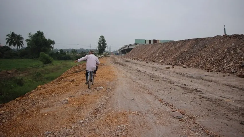 Việc thiếu vật liệu san lấp là một trong những nguyên nhân khiến nhiều công trình động lực, trọng điểm của Đà Nẵng chậm tiến độ. Ảnh: TẤN VIỆT đà nẵng khoáng sản vật liệu khai thác
